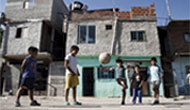chicos jugando al fútbol
