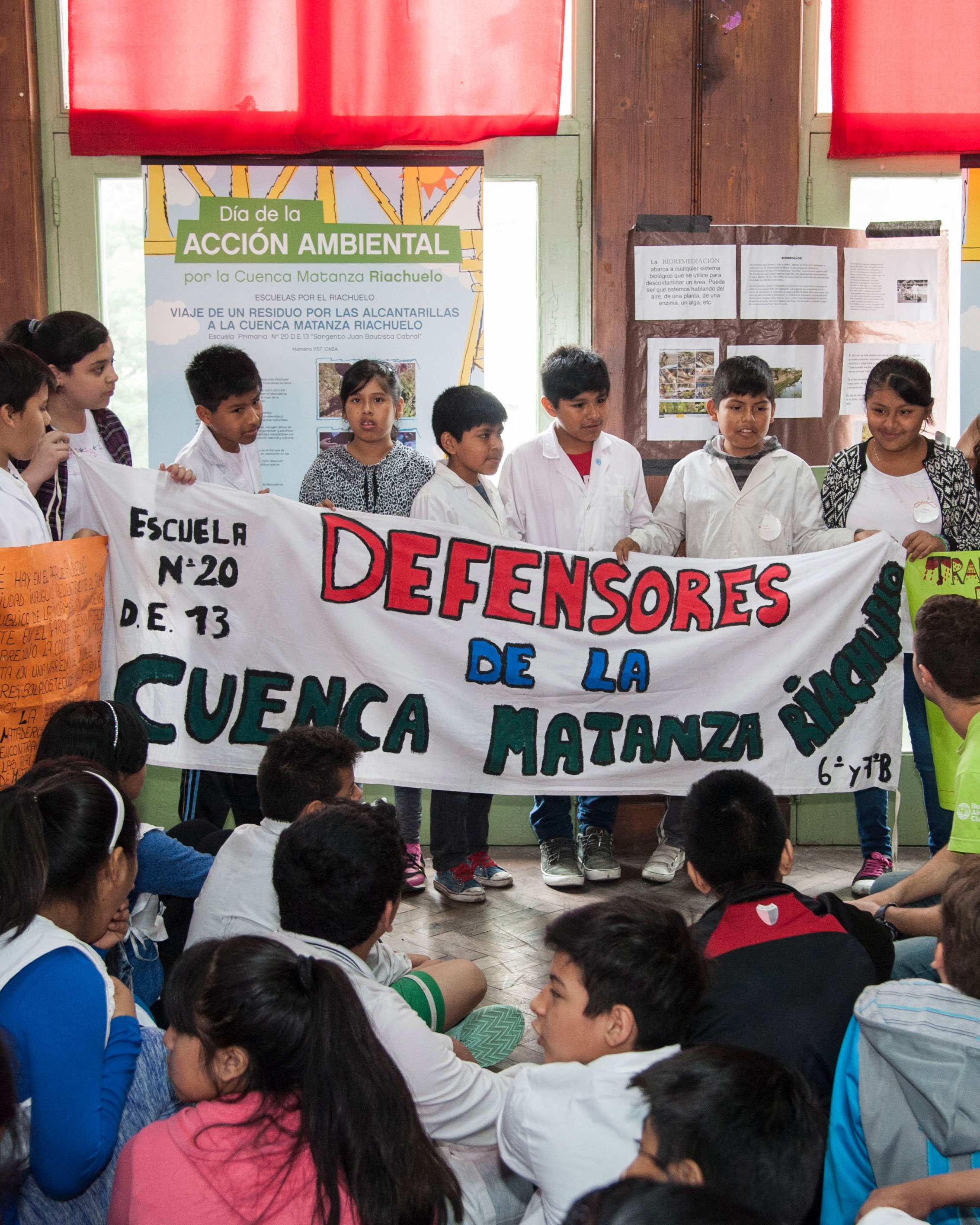 Foto de chicos en la escuela