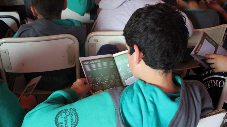 Foto de chicos en la escuela