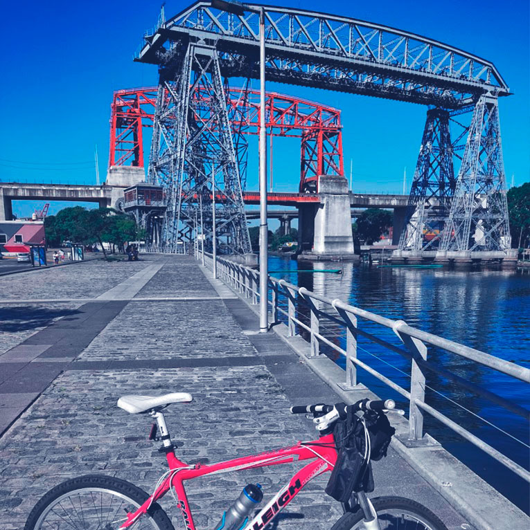 Fotografia de turista en el Puente Transbordador