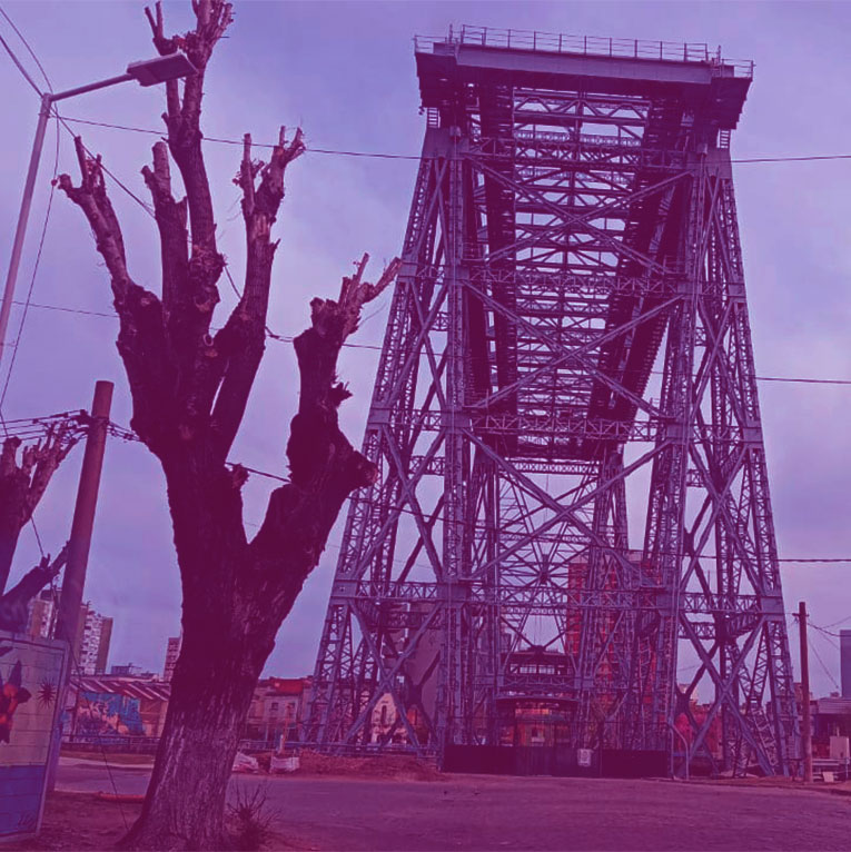 Fotografia de turista en el Puente Transbordador