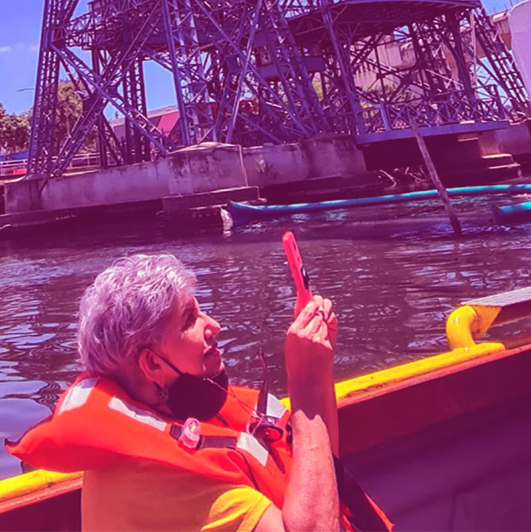 Fotografia de turista en el Puente Transbordador