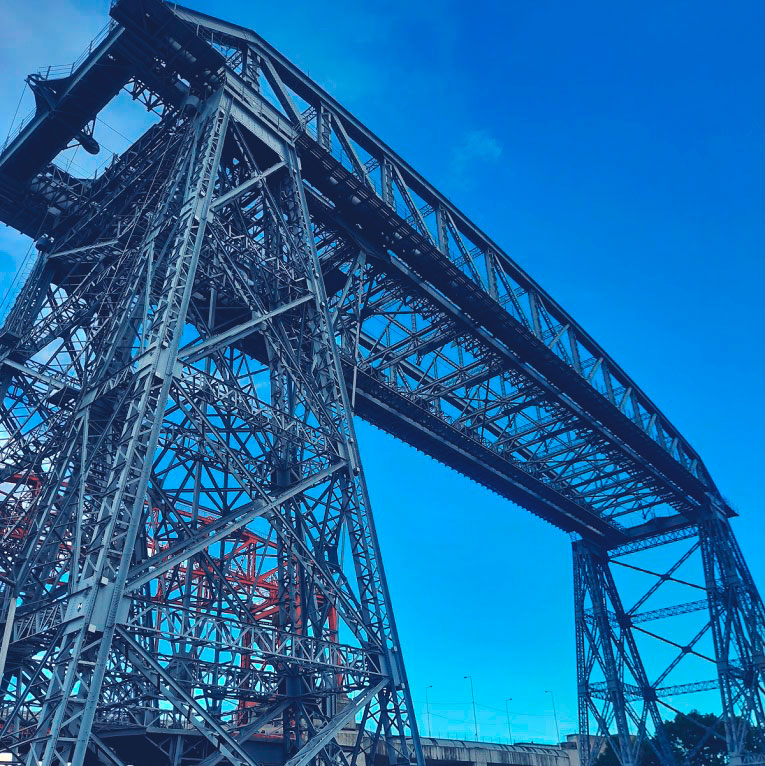 Fotografia de turista en el Puente Transbordador