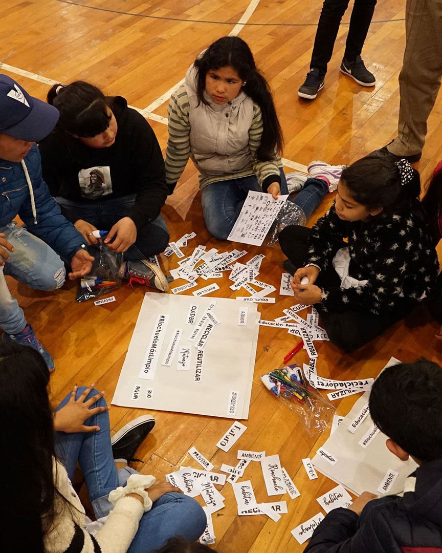 Foto de chicos exponiendo ideas