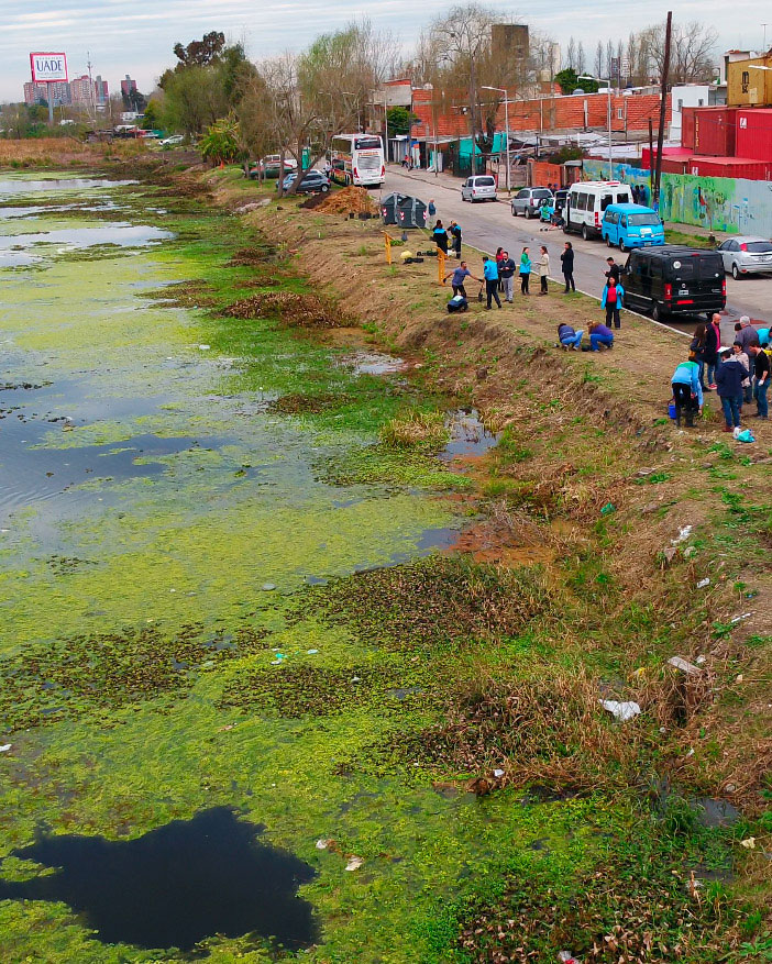 Foto de gente recolectando basura en el río