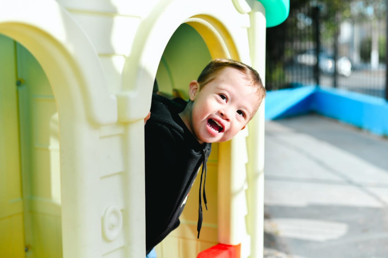 Imagen de un niño en un parque