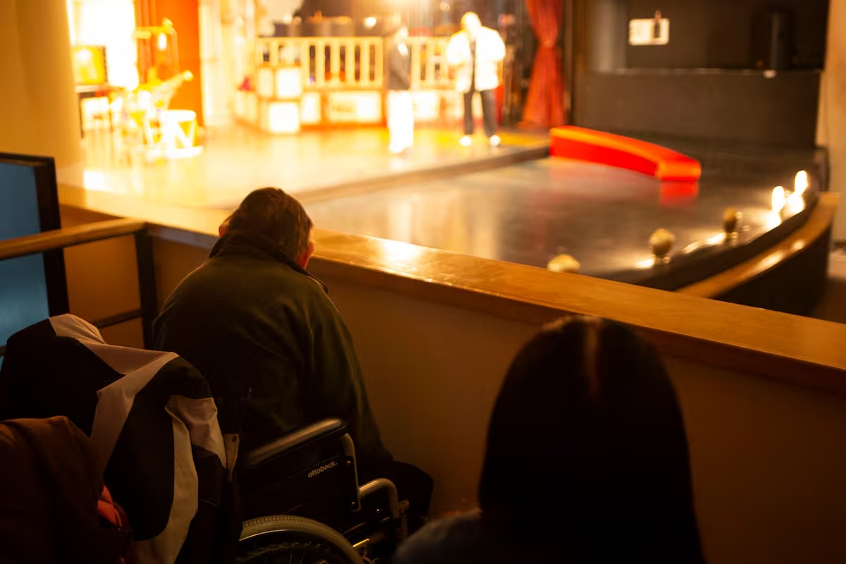 Imagen de un espacio accesible en el teatro