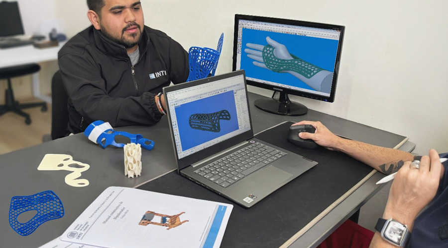 Imagen de dos personas trabajando en la tecnología asistiva