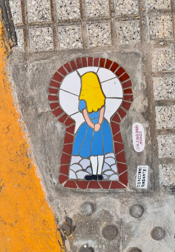 Detalle de mosaico de Alicia en el País de las Maravillas- Foto 6