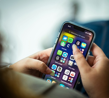 Adolescente usando el celular