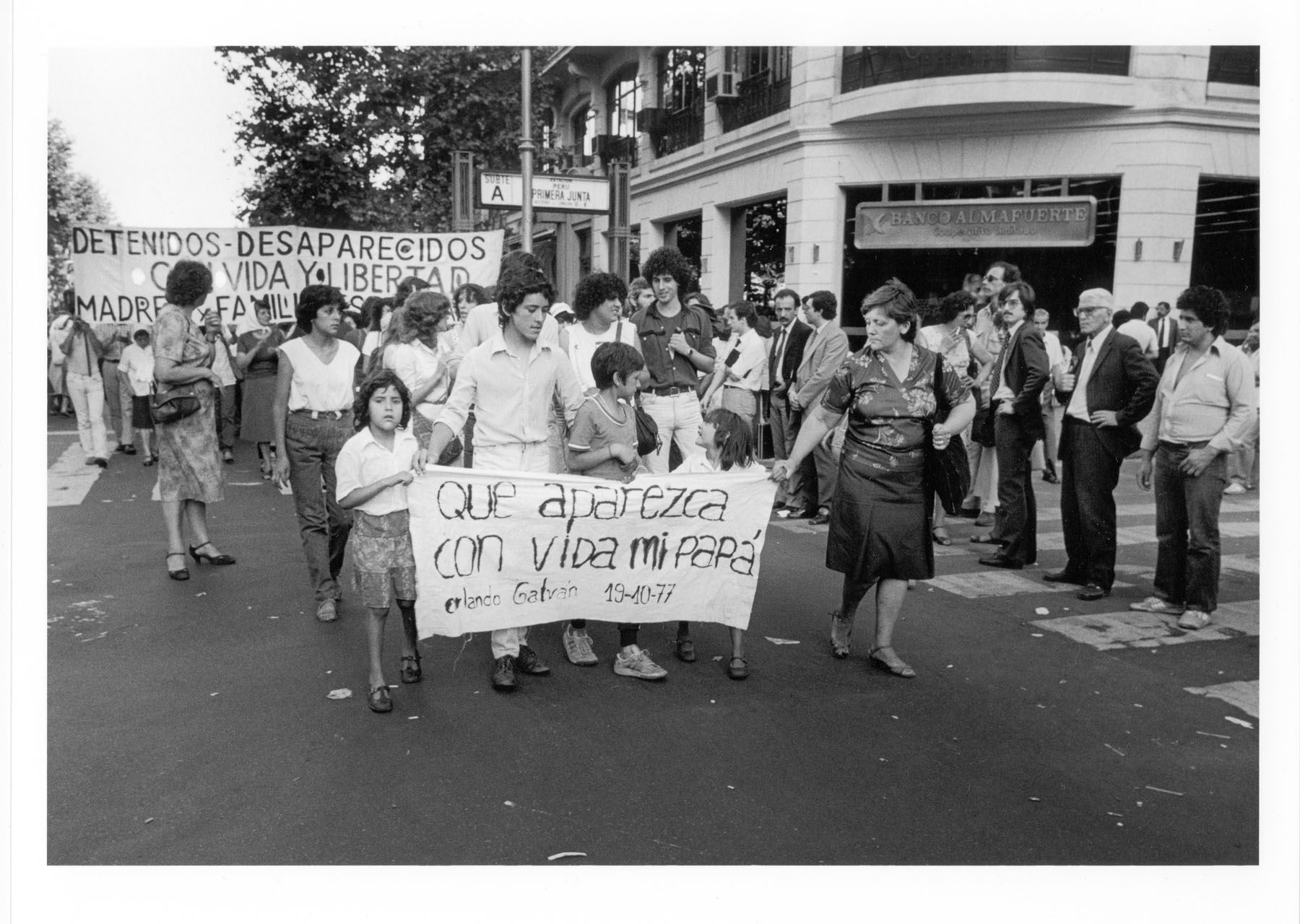 Marcha madres y Abuelas de plaza de Mayo en 1983