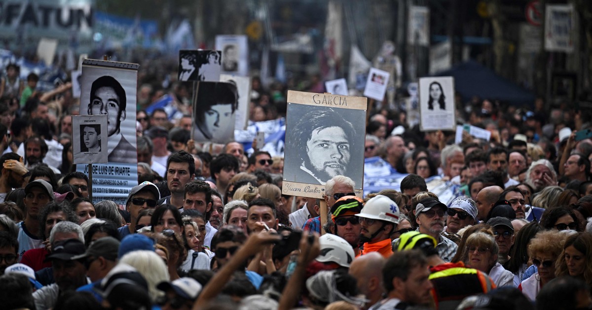 Marcha día de la memoria, pancartas con desaparecidos