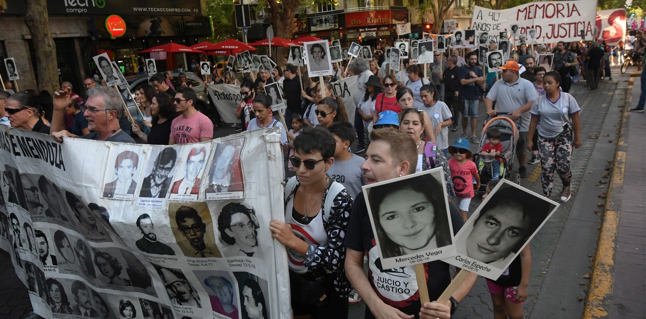 Marcha día de la memoria, pancartas con desaparecidos